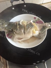 满口清香的清蒸鲈鱼做法图解3)