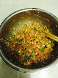 自制猪肉芹菜水饺做法图解12)