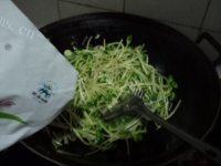 家常菜清炒黑豆苗做法图解5)