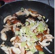 鸡蛋炒香菇做法图解5)