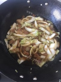 妈妈做大白菜炖五花肉做法图解6)