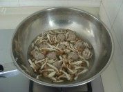 美味的蟹味菇肉丸汤做法图解6)