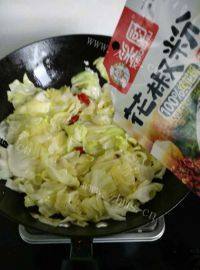 家常菜炝炒圆白菜做法图解6)