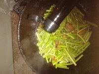 美味的蒜苔炒五花肉做法图解5)