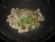 鲜甜芹菜炒豆腐干做法图解5)