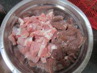 美味的猪肝瘦肉汤做法图解1)