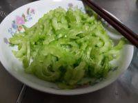 常吃不腻的苦瓜炒肉做法图解1)
