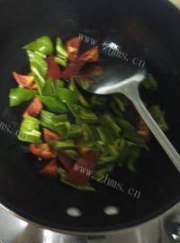 秀色可餐的双椒炒鱿鱼做法图解6)