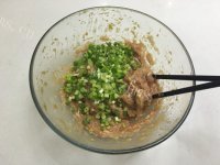 美味的香葱猪肉包做法图解5)