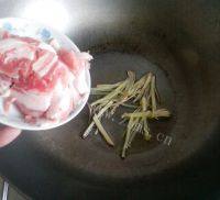 自制芹菜炒肉片做法图解4)