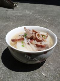 好吃的鱿鱼瘦肉煮米粉汤做法图解9)