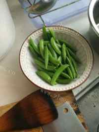 家常菜蒜香甜豆做法图解1)
