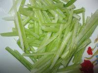 外婆教我做芹菜炒土豆丝做法图解3)