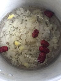 色泽鲜亮的银耳羹做法图解1)