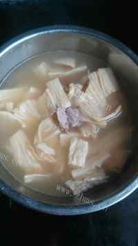 美味的腐竹瘦肉汤