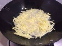 新奇的腊肠炒土豆做法图解4)