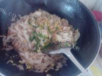 美味的豆芽炒河粉做法图解9)