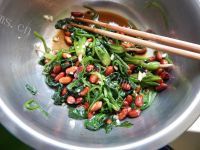 口感不错的菠菜拌花生米做法图解12)