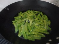 诱人的荷兰豆炒腊肠做法图解4)