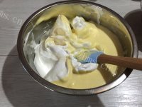 自制草莓纸杯蛋糕做法图解7)