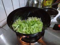 （美味可口）芹菜炒土豆丝做法图解5)