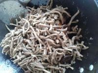 色泽鲜亮的排骨炖豆角做法图解6)