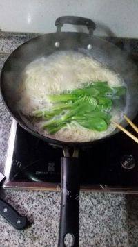 好吃不腻的青菜肉丝面做法图解4)