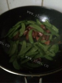 家常菜荷兰豆炒腊味做法图解4)