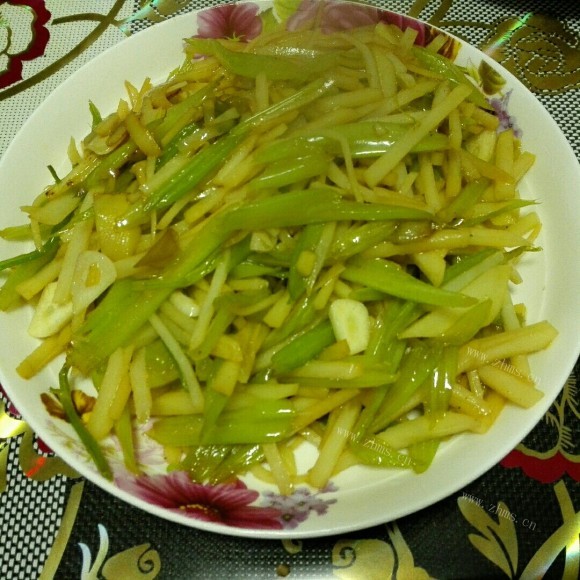 香飘十里的芹菜炒土豆丝