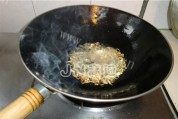 美味的香肠炖豆腐做法图解3)