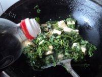 茼蒿炒豆腐做法图解6)