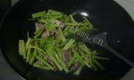 芹菜炒肉片做法图解5)