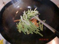 芹菜炒墨鱼做法图解9)