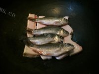 家常菜焖酥鱼做法图解4)