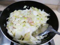 家常菜白菜炖冻豆腐做法图解8)