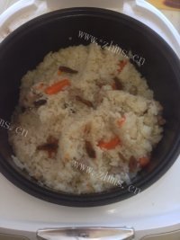 色泽鲜亮的羊肉抓饭做法图解6)