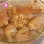 美味的黄豆滋补猪手浓汤做法图解3)