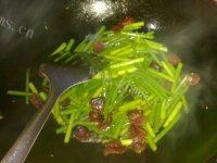 美味的香肠炒蒜苔做法图解5)