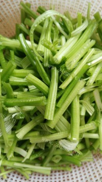 家常菜芹菜炒腊肉做法图解1)