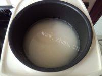 家常的香肠豌豆焖饭做法图解4)