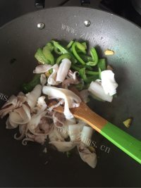美味的青椒炒鱿鱼做法图解3)