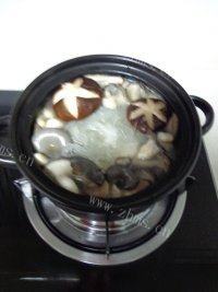 鲜虾蘑菇粉丝煲做法图解9)