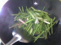 家常菜芹菜炒腊肠做法图解3)