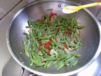 家常菜豆角炒肉丝做法图解7)