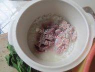 美味早餐菠菜瘦肉粥做法图解3)