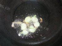 在家做的蒜苔炒肉做法图解3)