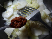 独特的牛肉酱白菜炒年糕做法图解6)