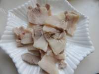 色味俱佳的蒜苗炒五花肉做法图解3)