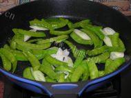 牛肉炒荷兰豆做法图解4)