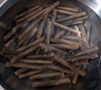 质嫩爽口的辣炒蛏子做法图解2)
